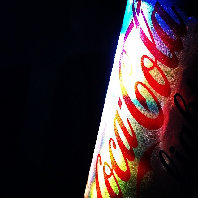Si, los colores fueron proyectados sobre la condensación de una coca-cola en la obscuridad.